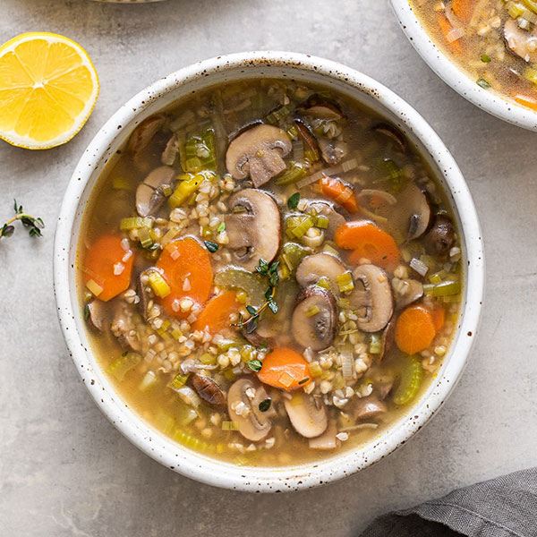 Sopa de trigo sarraceno e vegetais doce com hortelã