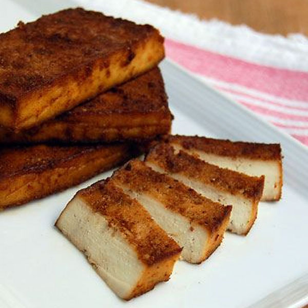 Pão integral com patê de tofu fumado, shitake e aramé
