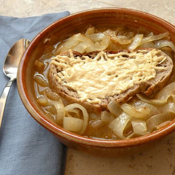 Sopa de cebola francesa com pão de alho